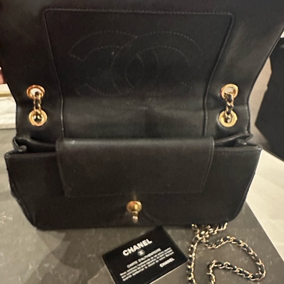 Chanel Black Quilted Leather Shoulder Bag - Picture 4 of 16